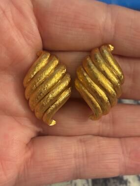 Vintage  Earrings Gold Tone clip on
